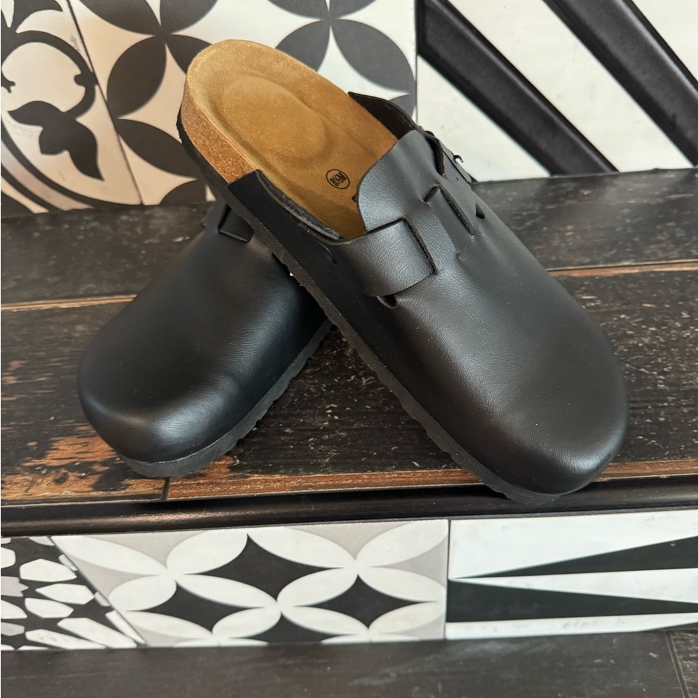 This seasons hottest shoe🔥Black Slip-On unisex,but listed under women’s4 suzing